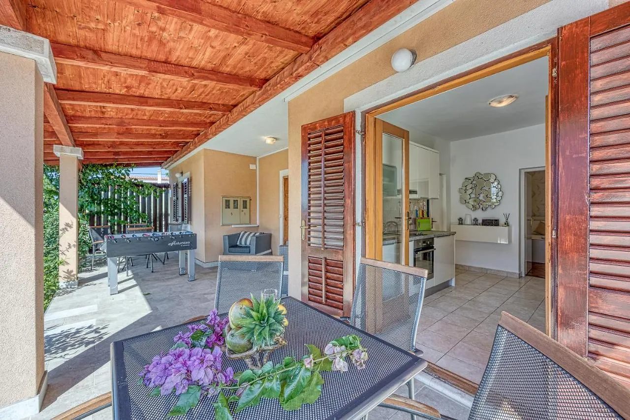 Coastal Paradise Villa With Pool - Happy Rentals スベティ・フィリップ・イ・ヤコブ 0*,  クロアチア