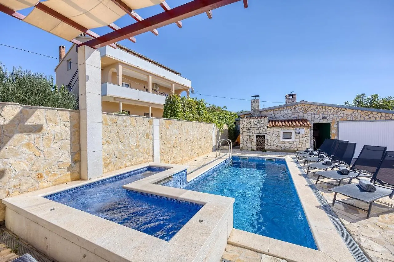 Coastal Paradise Villa With Pool - Happy Rentals スベティ・フィリップ・イ・ヤコブ クロアチア