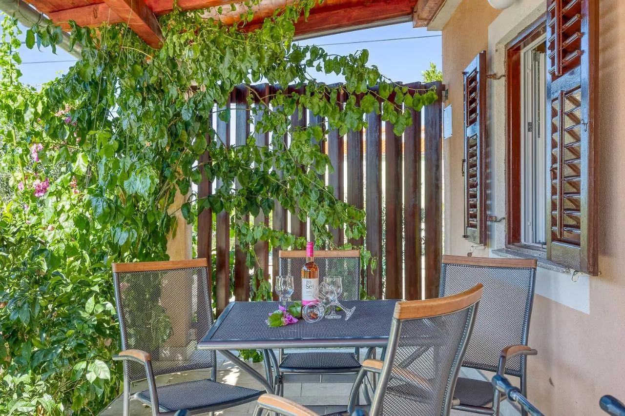 Coastal Paradise Villa With Pool - Happy Rentals スベティ・フィリップ・イ・ヤコブ